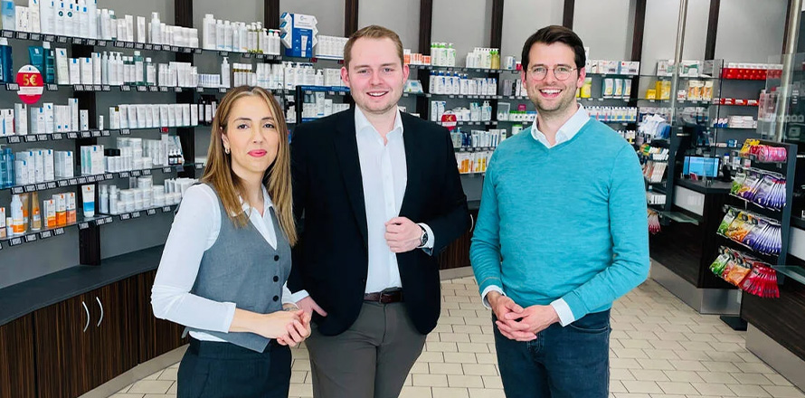 CDU-Bundestagsabgeordneter Nicklas Kappe bei einem Besuch in der Post-Apotheke im Kaufland in Bottrop